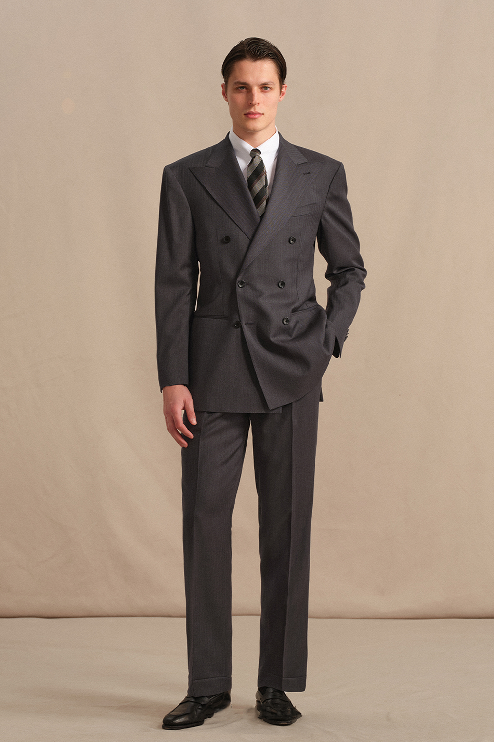 Costume half canvas, double breasted 6x2 com lapela peak large, 100% lã super 130'S com 17.25 µ - Cinza espinha de peixe