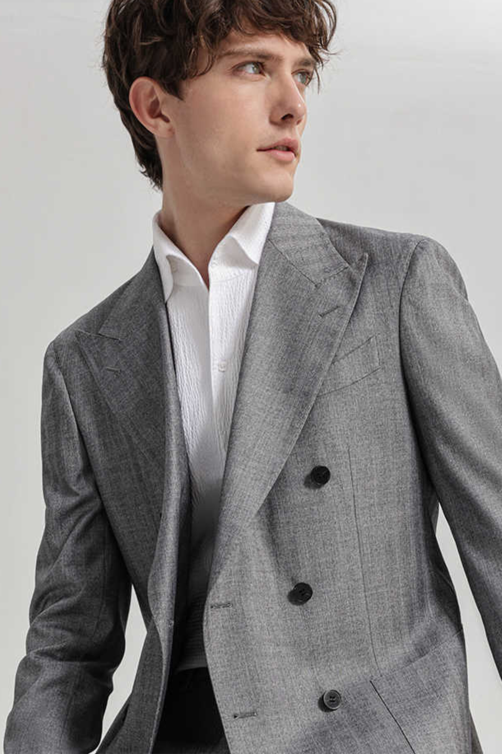 Costume double breasted 6x2, em poliviscose e elastano, com lapela peak - Cinza espinha de peixe