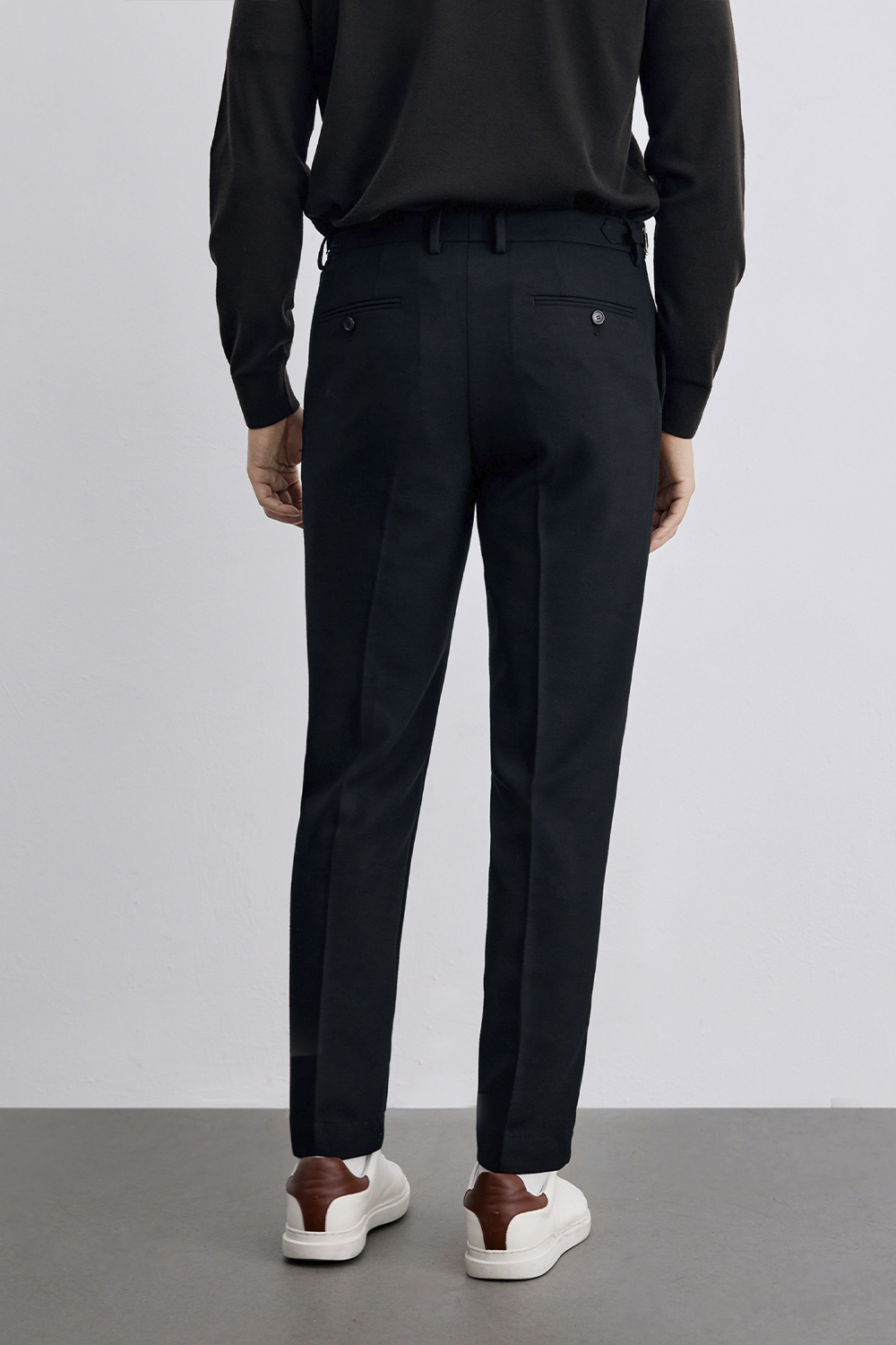 Calça de cintura alta, em lã tropical e elastano, com ajuste lateral - Preto café