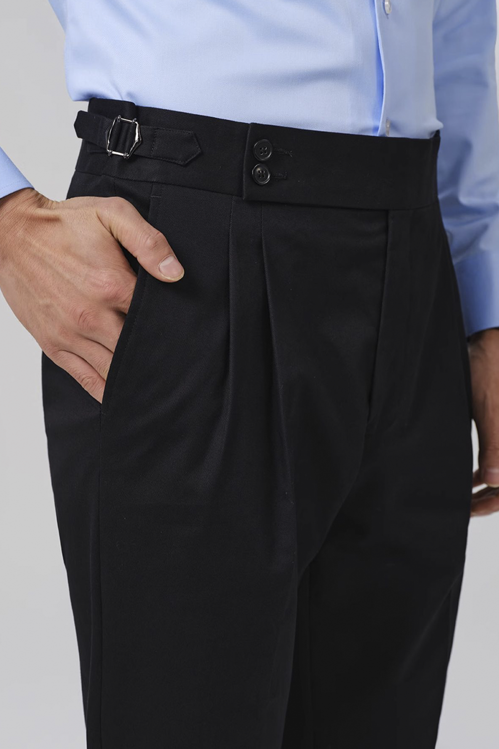 Calça de modelagem italiana, em algodão com elastano com ajustadores laterais - Preta
