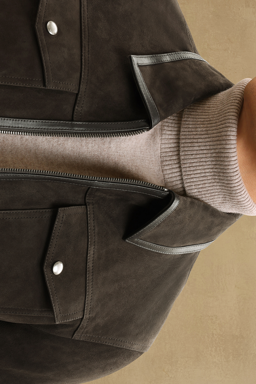 Jaqueta alfaiataria workwear, curta, com lapela e bolsos frontais - Couro de ovelha