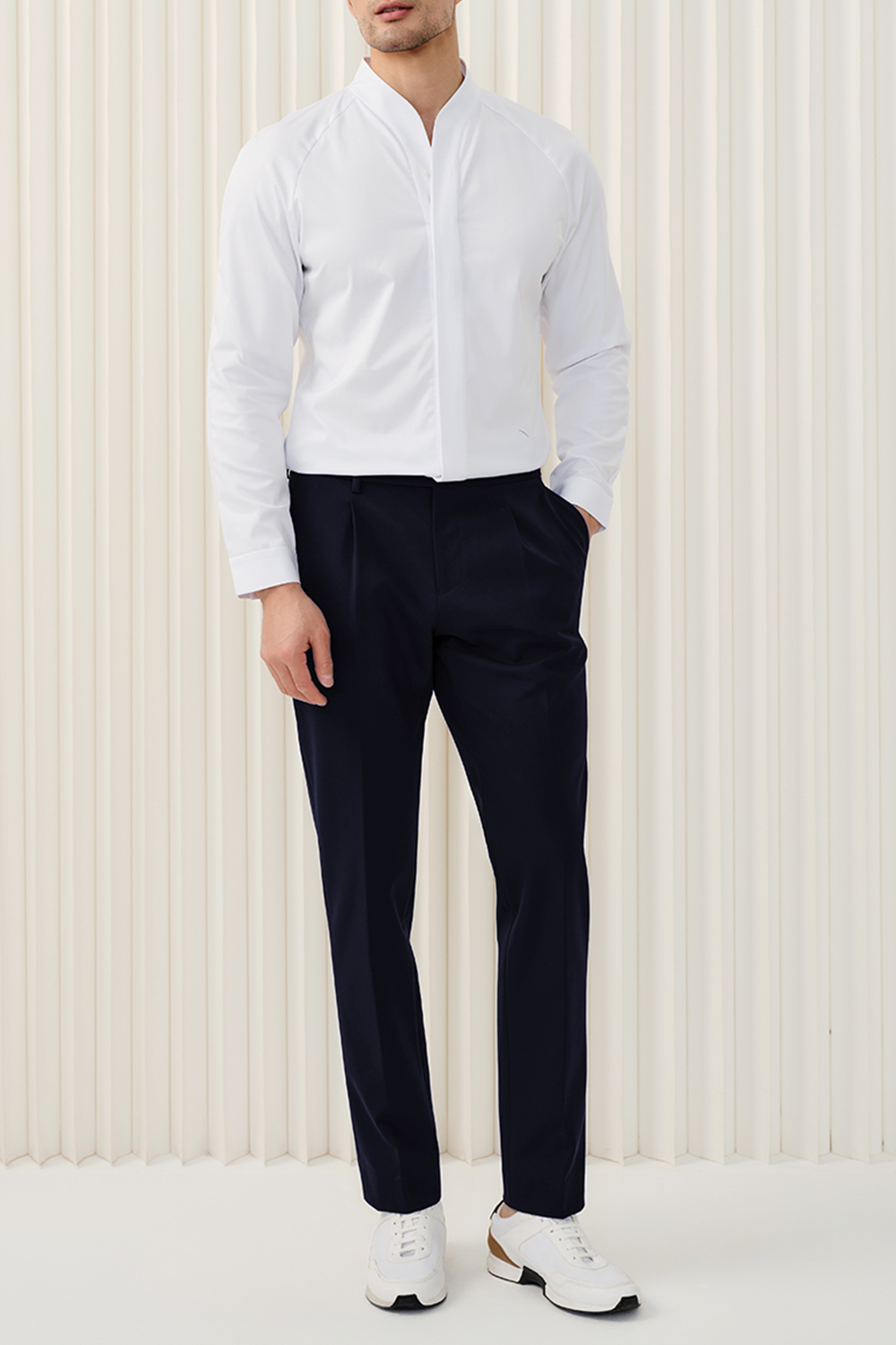 Calça de modelagem italiana, em nylon com elastano, com ajustadores laterais - Azul marinho