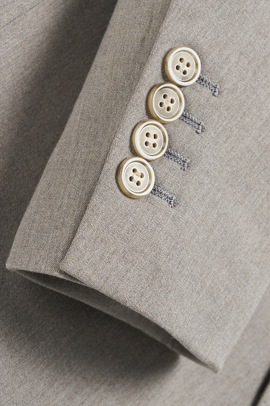 Costume single breasted, em poliviscose com elastano e lapela lapela peak -  Cor Marfim