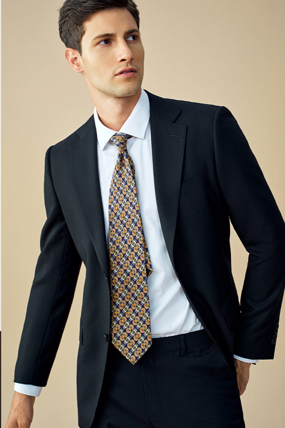 Costume single breasted, em lã tropical, com lapela notched - Preto