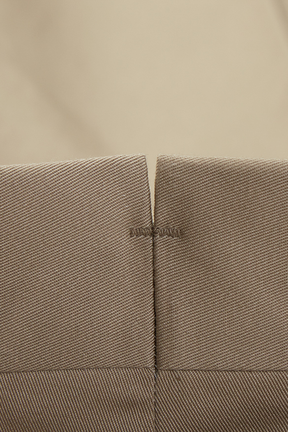Calça em modelagem italiana de sarja rígida de algodão, cintura alta, com ajustadores laterais - Khaki