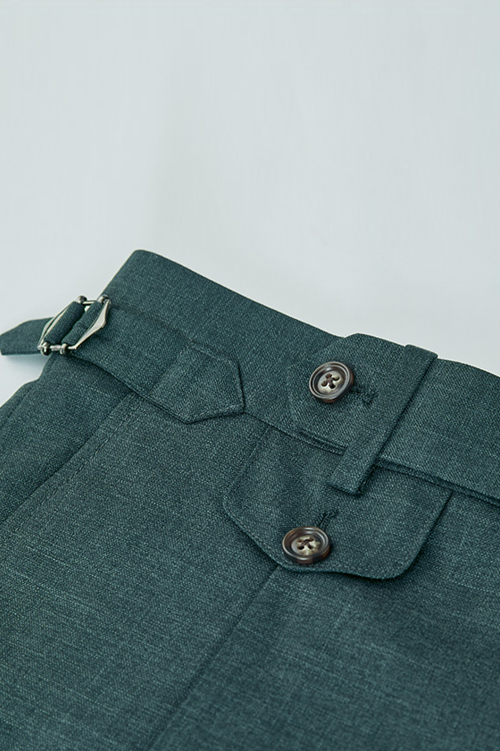 Calça em modelagem italiana, cintura alta, com ajustadores laterais e bolso frontal - Verde