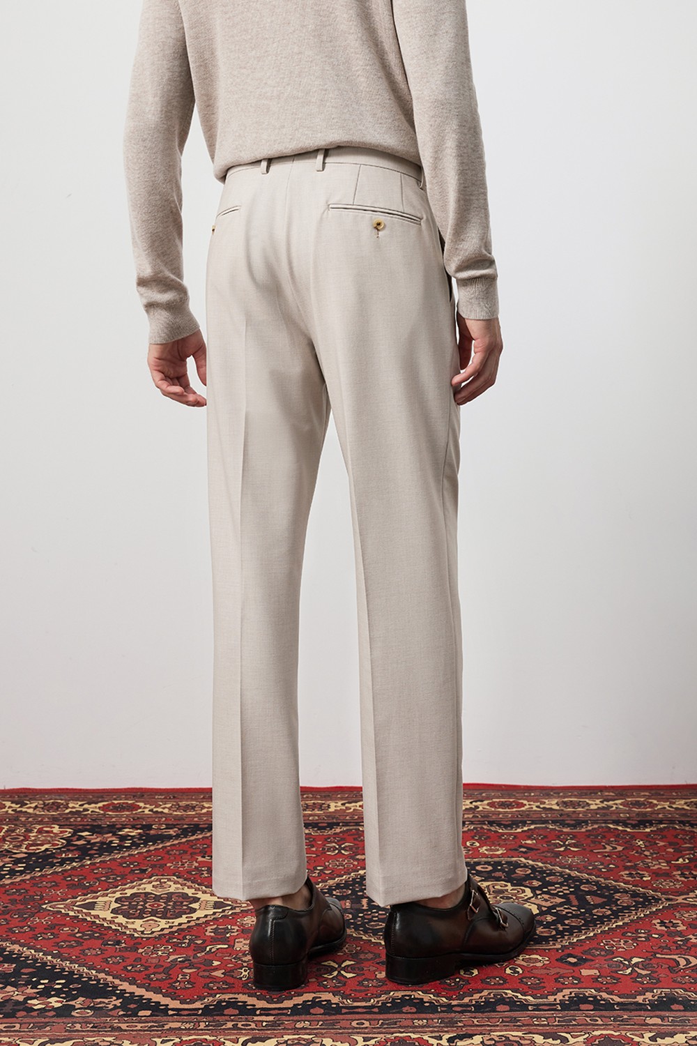 Calça de modelagem italiana, em lã tropical, com cintura alta e passantes de cinto - Rilassato Off-White
