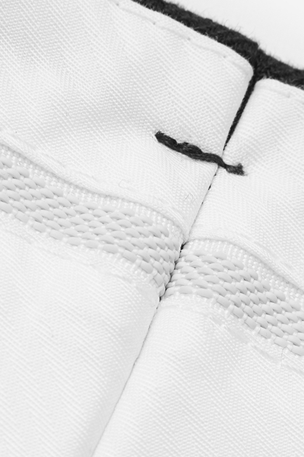 Calça de modelagem gurkha, 100% linho hopsack, com faixa frontal e ajustador lateral - Gork Preta