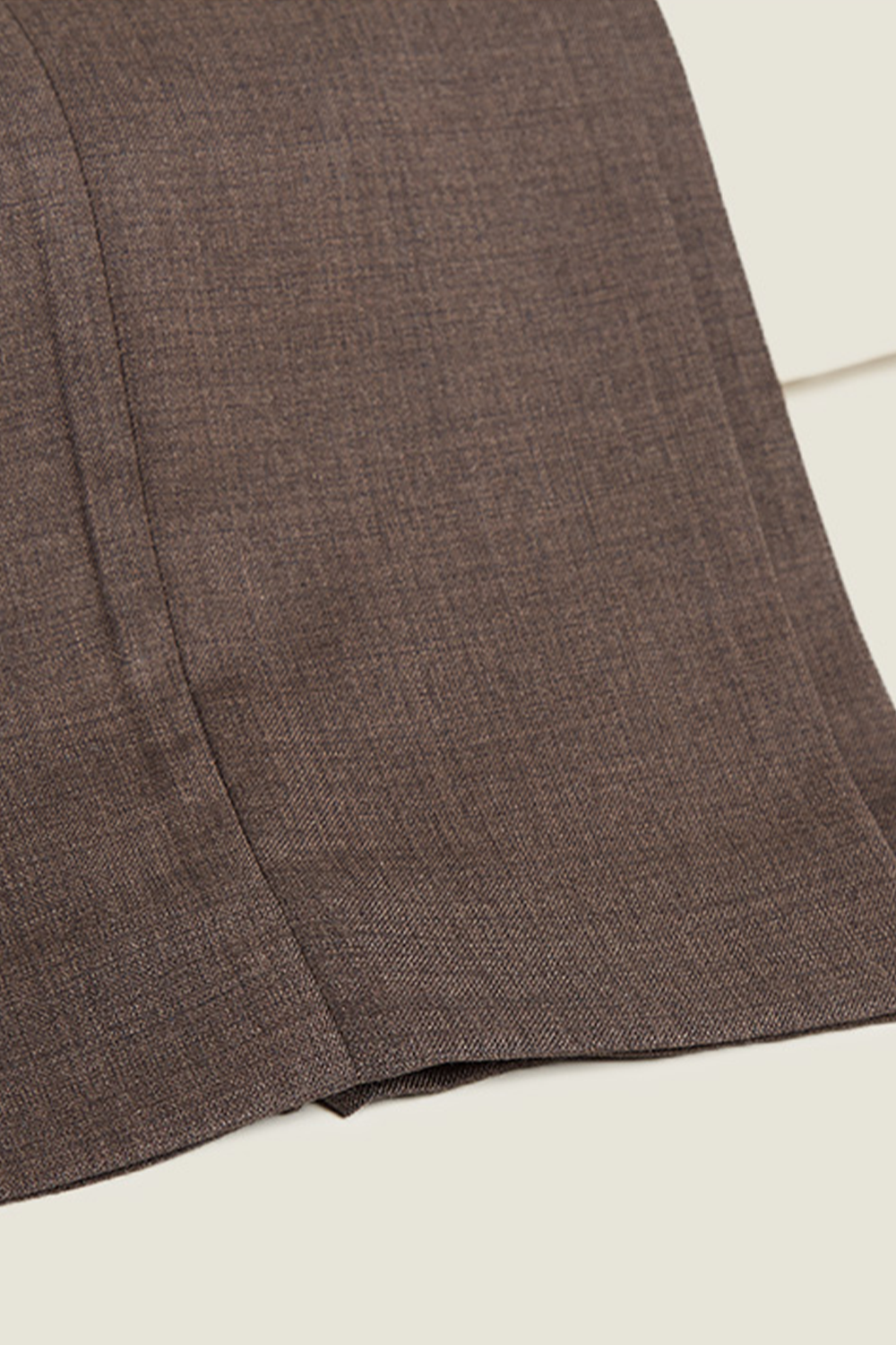 Calça em modelagem italiana, cintura média, com passantes para cinto - Marrom