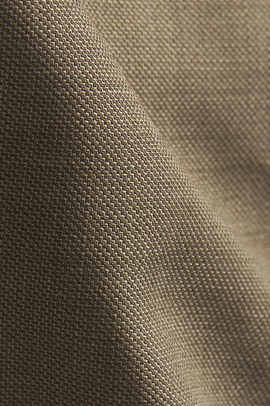 Calça de modelagem italiana, em lã tropical, com cintura alta e ajustadores laterais - Percepito Khaki Médio