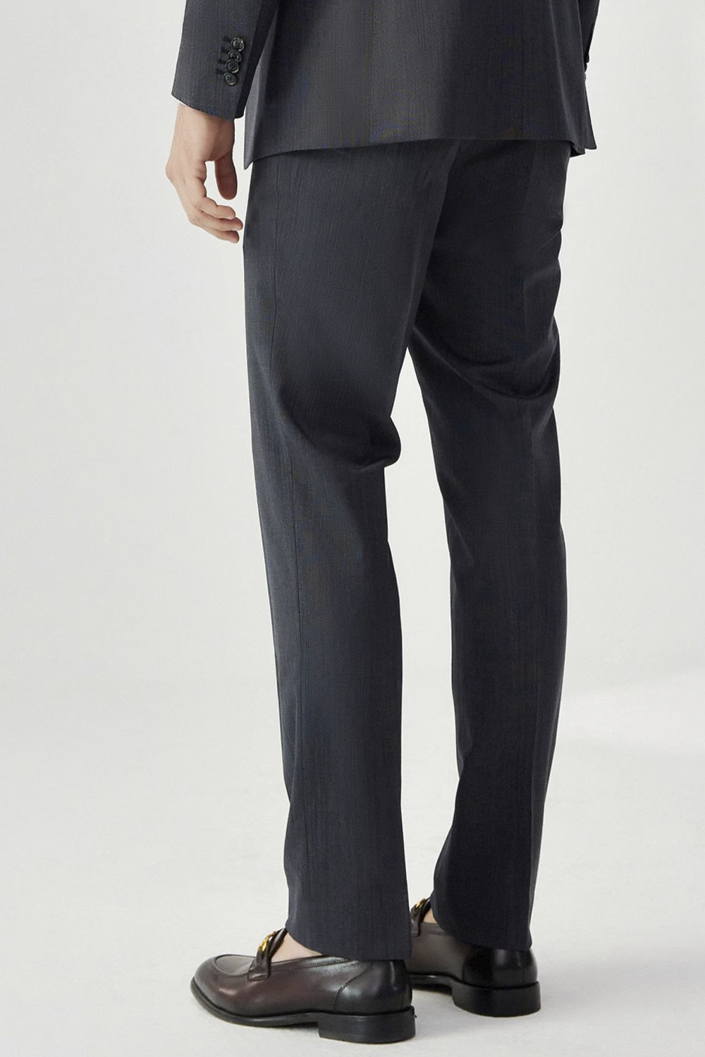 Calça de modelagem italiana, em lã super 120'S com 17.75 µ com cintura alta e passantes de cinto - Cinza grafite