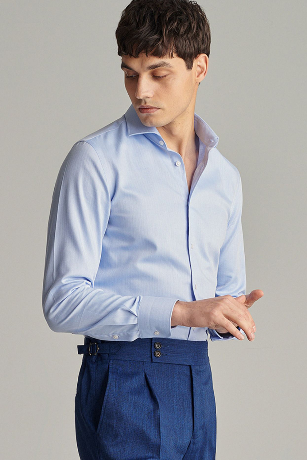 Camisa de manga comprida com colarinho windsor, em algodão com poliester espinha de peixe - Azul Claro