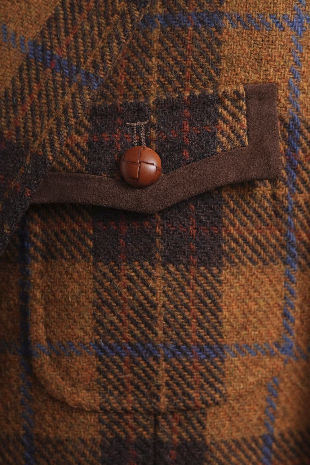 Lanifício W.BILL - Safari 100% lã super 100'S com 18.75 µ, com lapela notched , bolsos flap e botões capotão - Padronagem em tons terrosos
