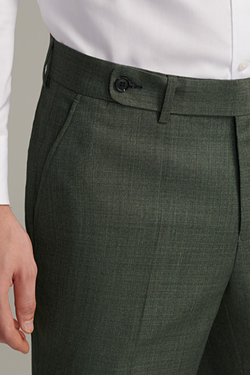 Calça em modelagem italiana, cintura média, com passantes para cinto - Verde
