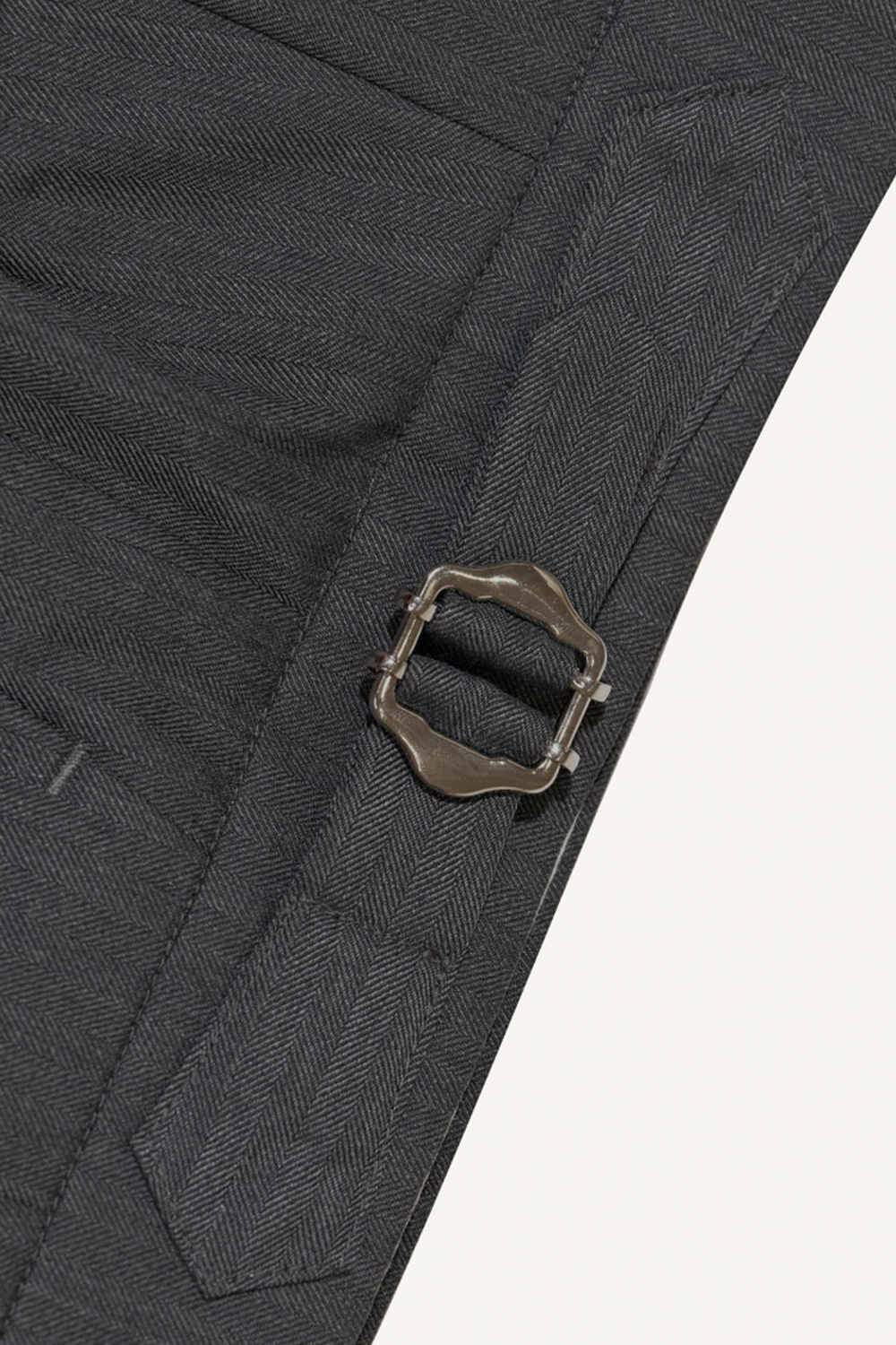 Calça em lã tropical, com ajuste lateral - Cinza chumbo
