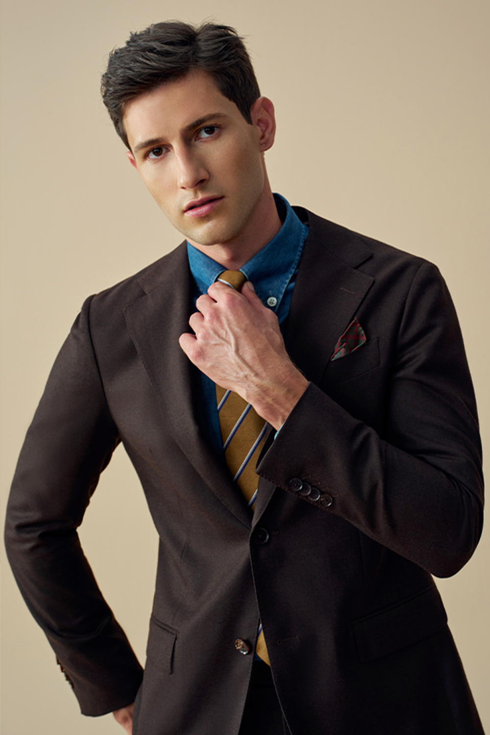 Costume single breasted, em lã tropical, com lapela notched - Marrom médio