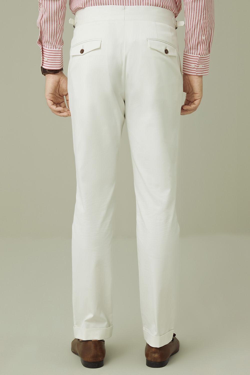Calça de modelagem italiana, em algodão com elastano com ajustadores laterais - Branca