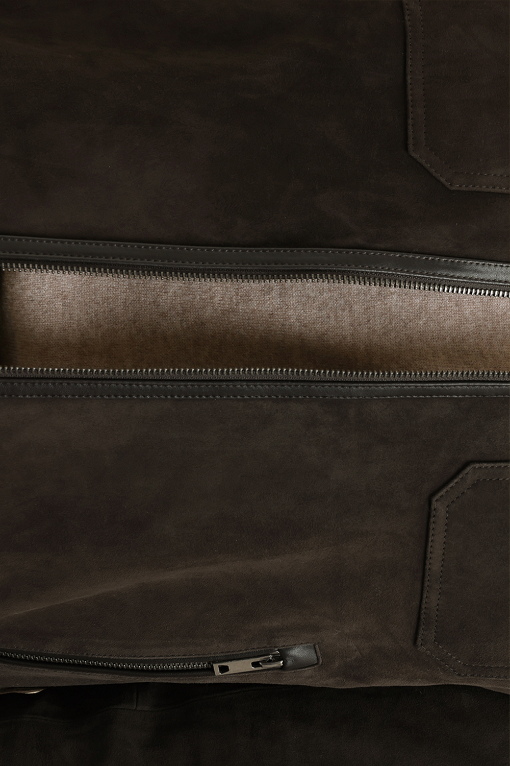 Jaqueta alfaiataria workwear, curta, com lapela e bolsos frontais - Couro de ovelha