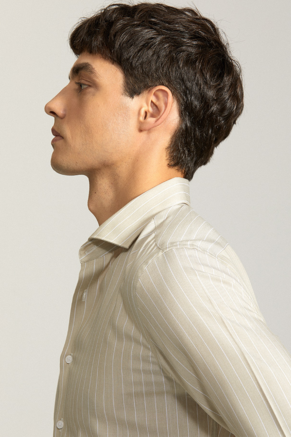 Camisa de manga comprida com colarinho windsor, em algodão com poliester - Khaki listrada