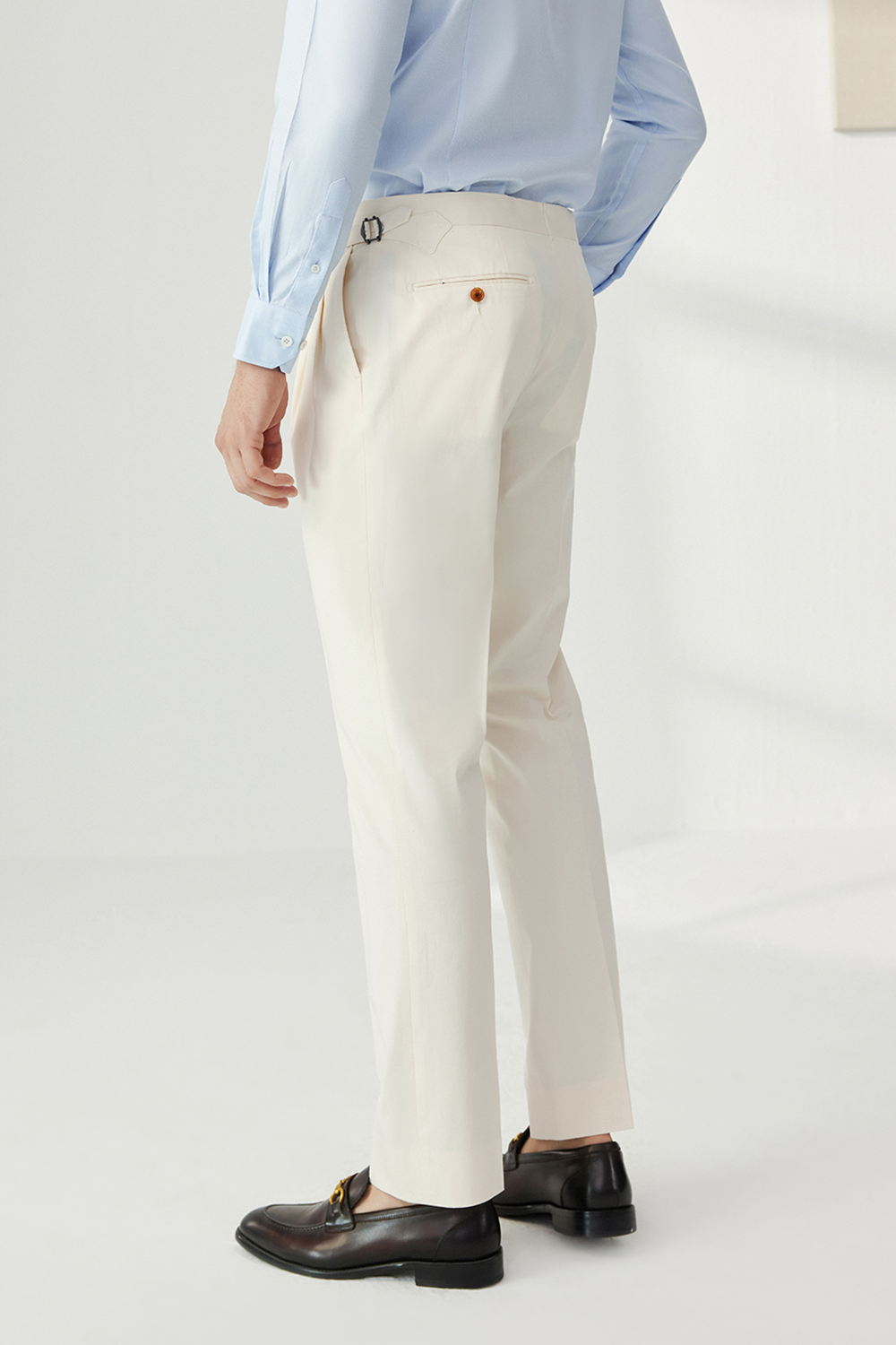 Calça de modelagem italiana, com ajustadores laterais 100% algodão - Branca Creme