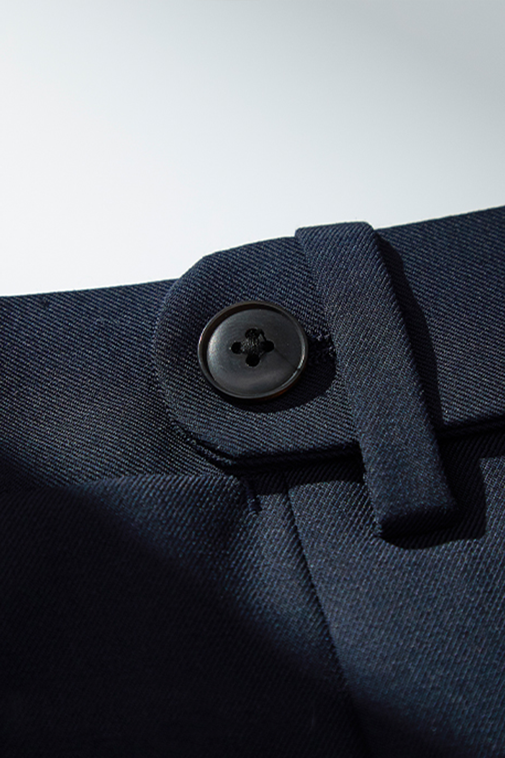 Calça de modelagem italiana, em nylon com elastano, com ajustadores laterais - Azul marinho