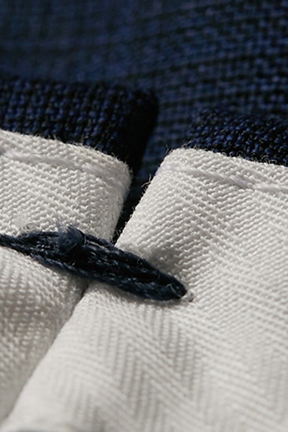 Calça de modelagem italiana, em lã super 130'S com 17.20 µ com cintura alta e passantes de cinto - Exalt Azul marinho com padronagem