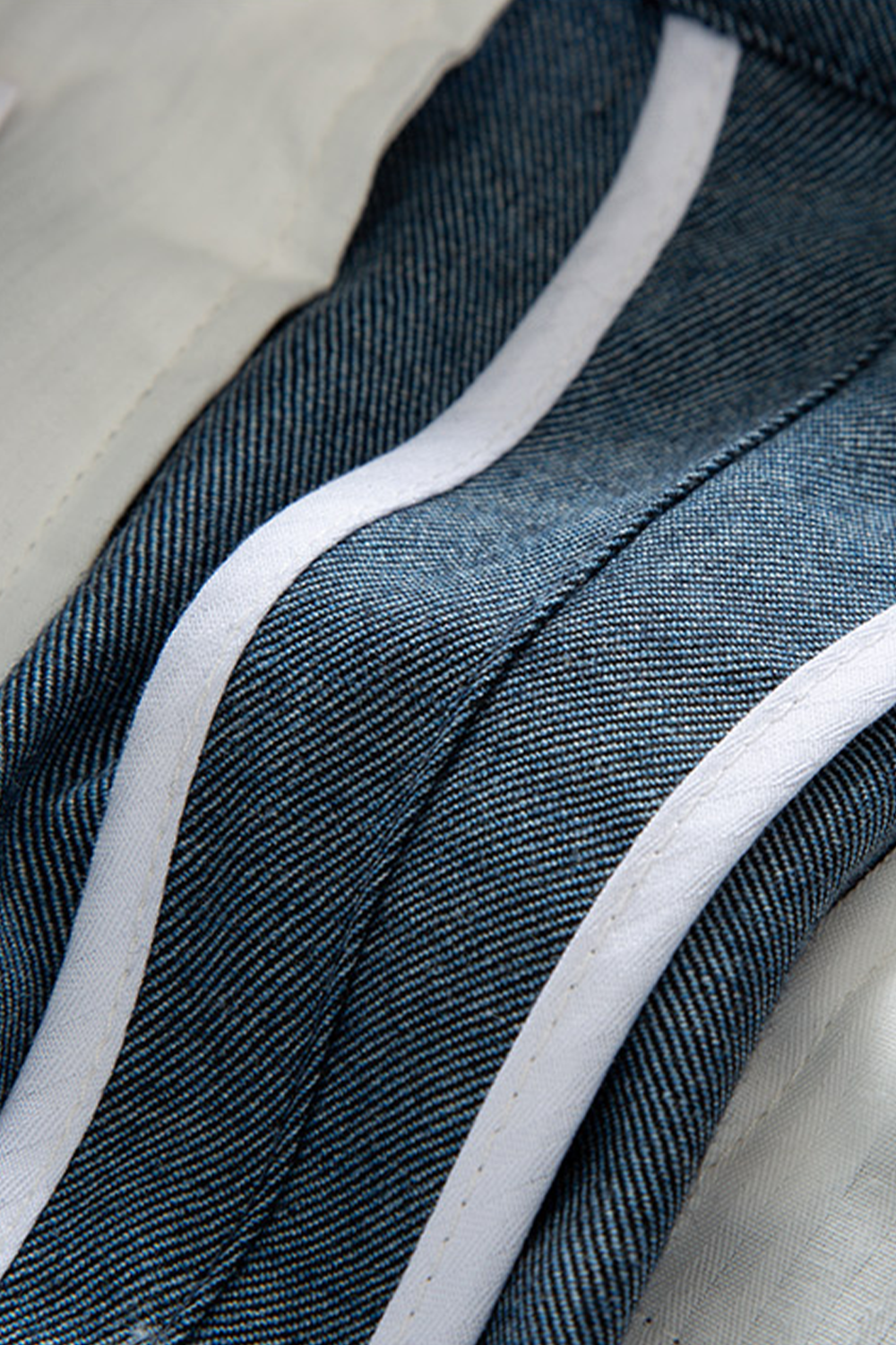 Tombolini - Calça de modelagem italiana, em lã tropical, com faixa frontal ajustável - Azul san juan