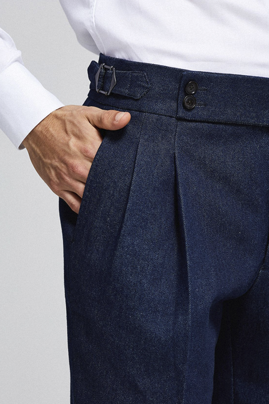 Calça de modelagem italiana, com ajustadores laterais 100% algodão - Maggio Jeans