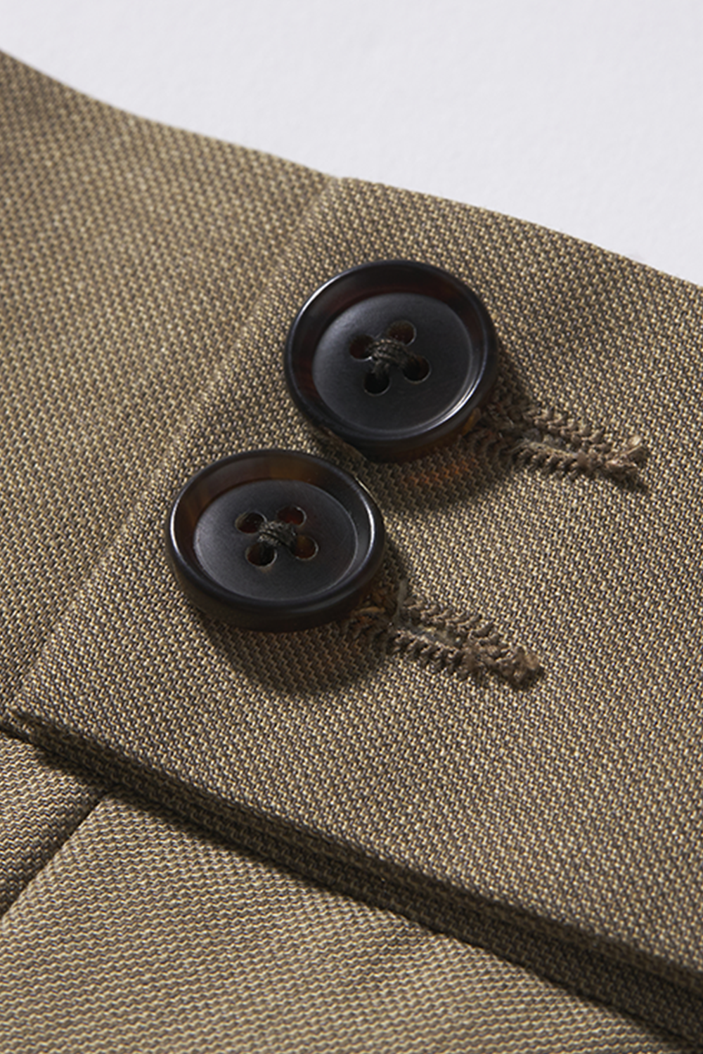 Calça de modelagem italiana, em lã tropical, com cintura alta e ajustadores laterais - Percepito Khaki Médio