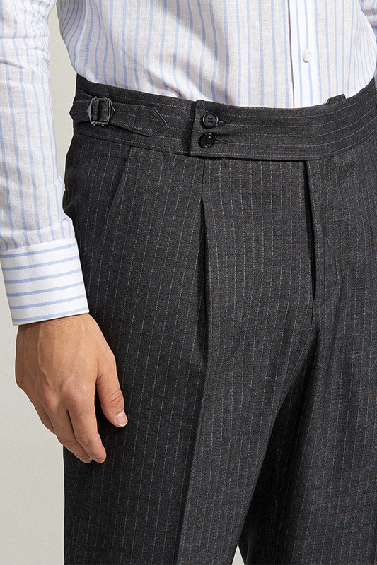 Calça em modelagem italiana, cintura alta, com ajustadores laterais - Cinza Risca de Giz ANS