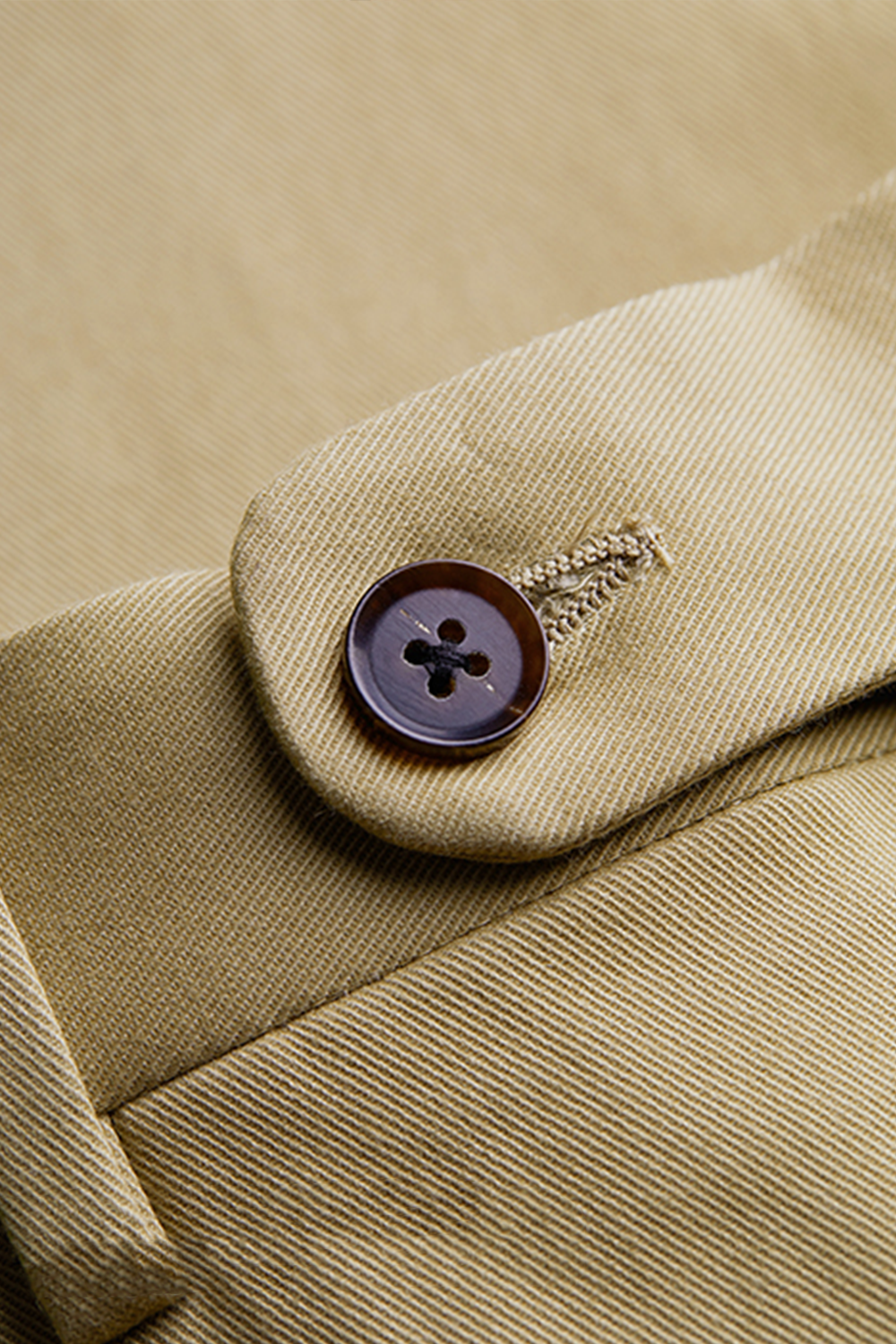 Calça de alfaiataria, em sarja de algodão com elastano, cintura alta, com passantes para cinto - Khaki