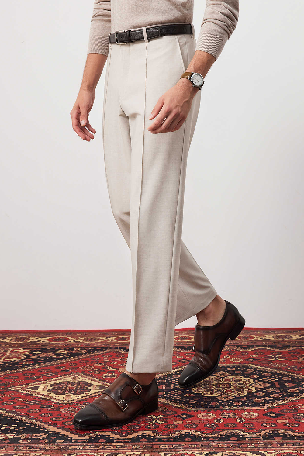 Calça de modelagem italiana, em lã tropical, com cintura alta e passantes de cinto - Rilassato Off-White