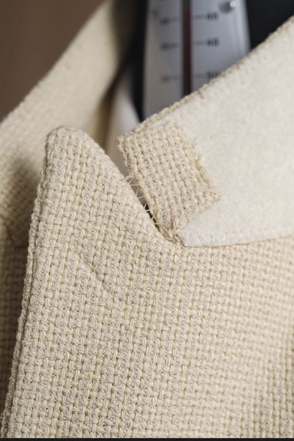 Safari Jacket, em algodão com tramas basket weave, com lapela peak e botões capotão - Off-White
