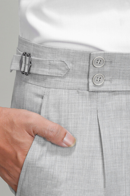 Calça em modelagem italiana, cintura alta, com ajustadores laterais - Cinza neve