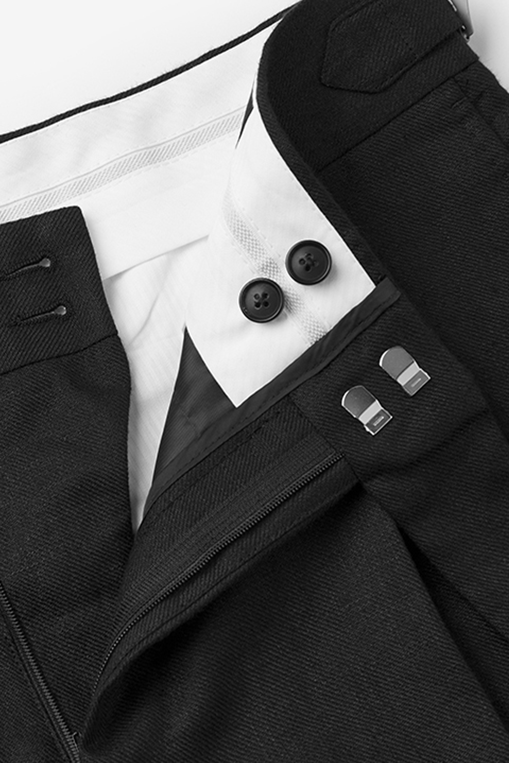 Calça de modelagem gurkha, 100% linho hopsack, com faixa frontal e ajustador lateral - Gork Preta