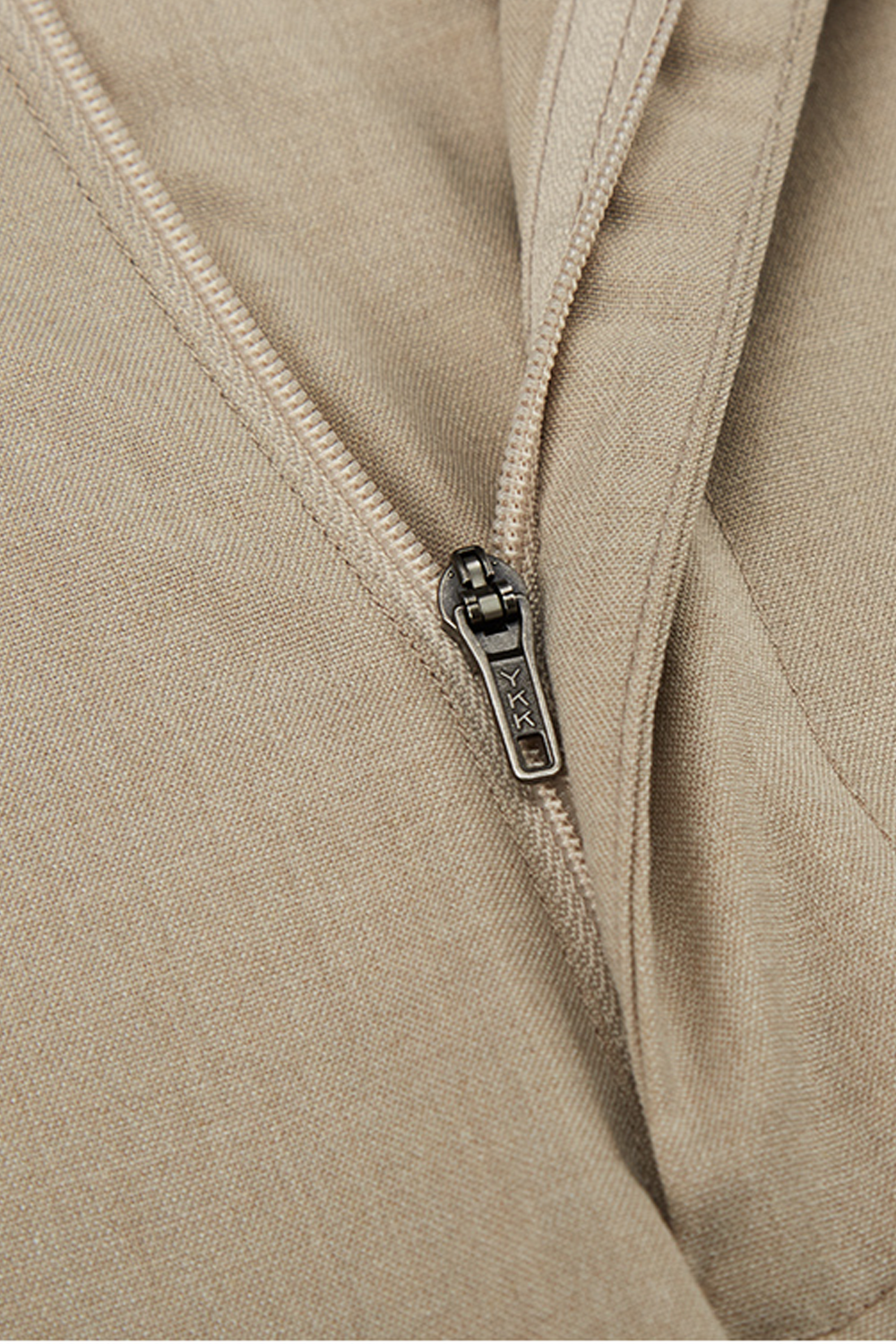 Calça em modelagem italiana, cintura alta, com ajustadores laterais - Khaki Areia ANS