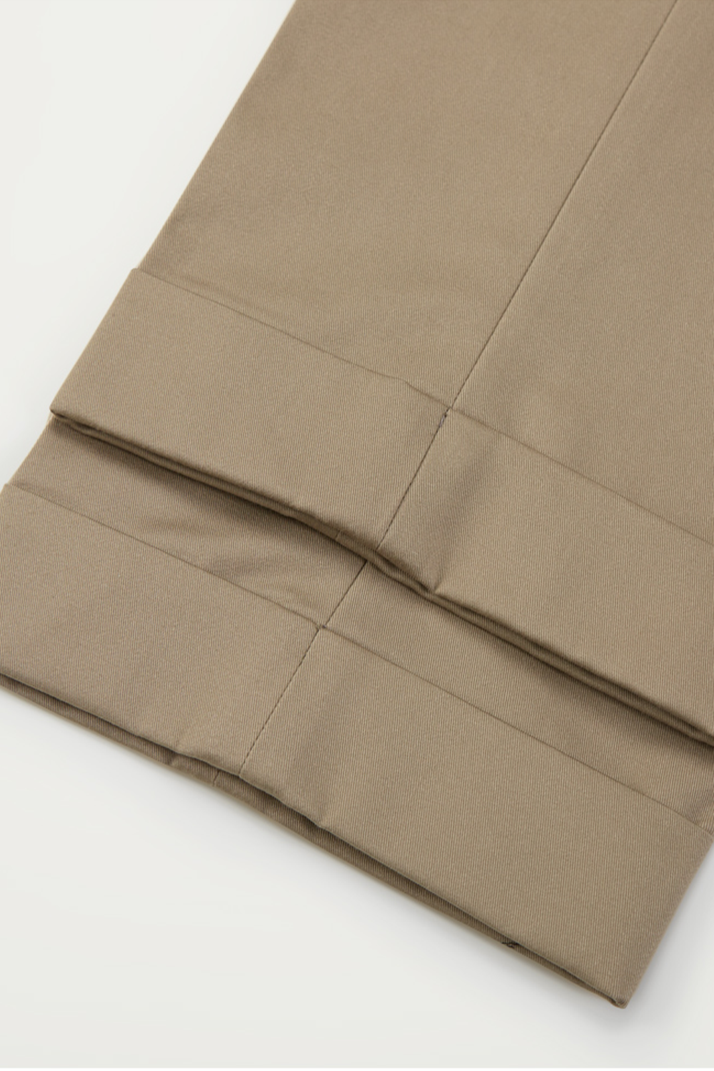 Calça em modelagem italiana de sarja rígida de algodão, cintura alta, com ajustadores laterais - Khaki