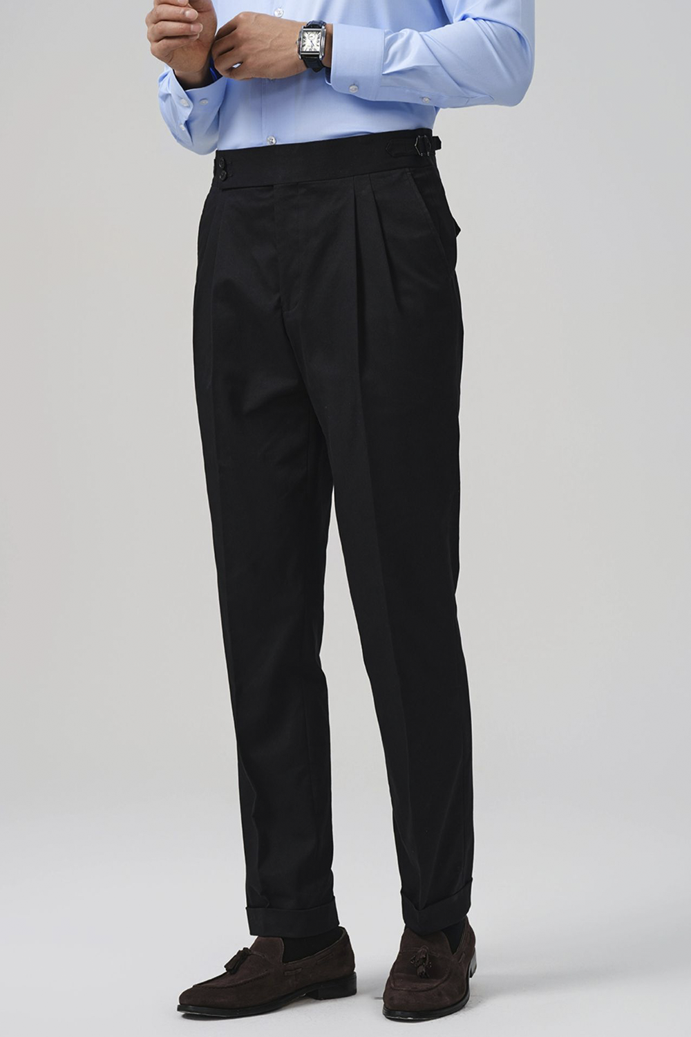 Calça de modelagem italiana, em algodão com elastano com ajustadores laterais - Preta