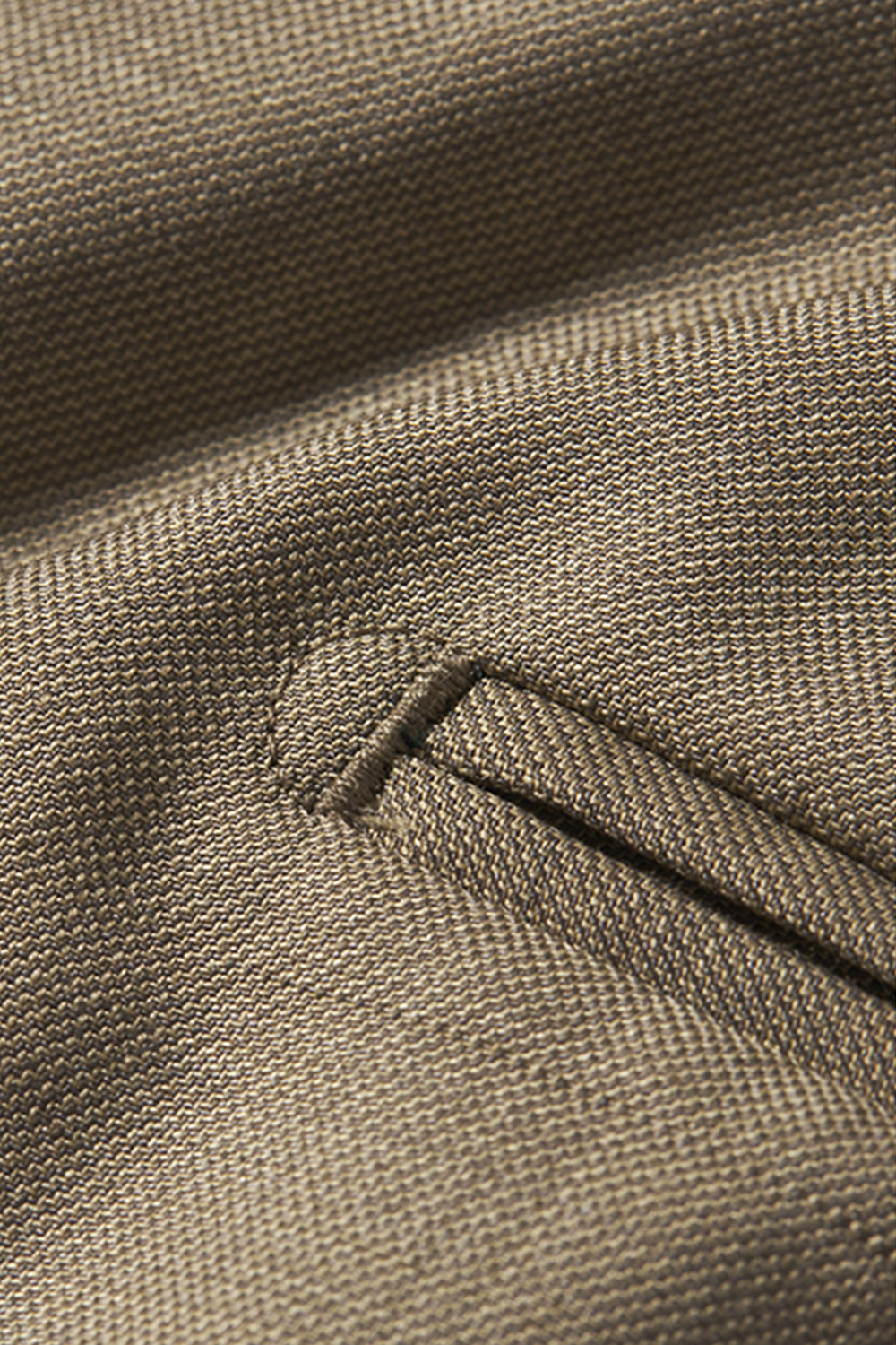 Calça de modelagem italiana, em lã tropical, com cintura alta e ajustadores laterais - Percepito Khaki Médio