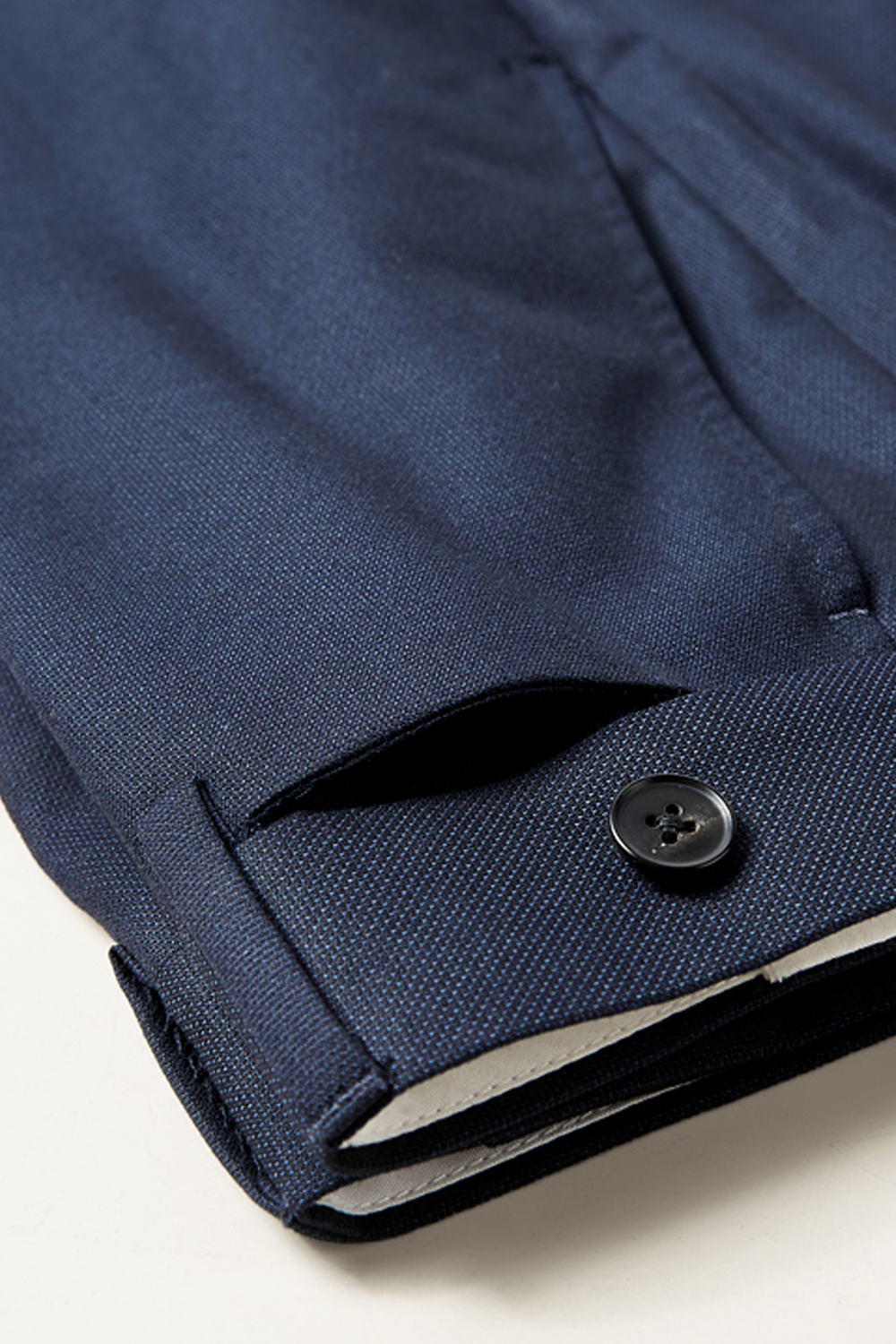 Calça em modelagem italiana, cintura média, com passantes para cinto - Azul