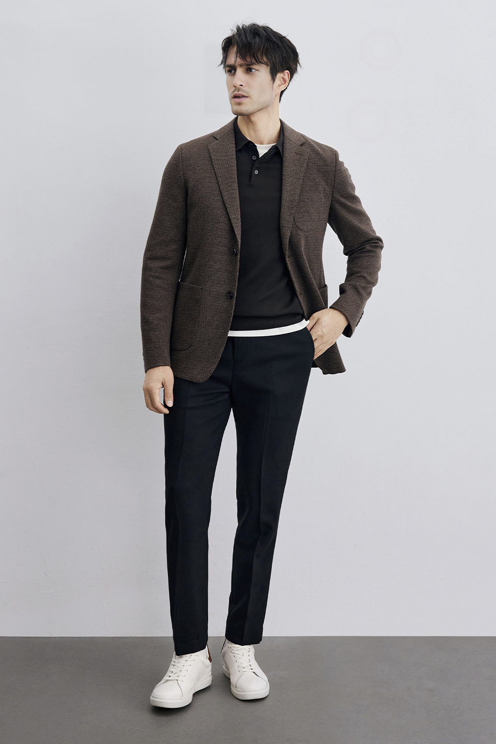Calça de cintura alta, em lã tropical e elastano, com ajuste lateral - Preto café