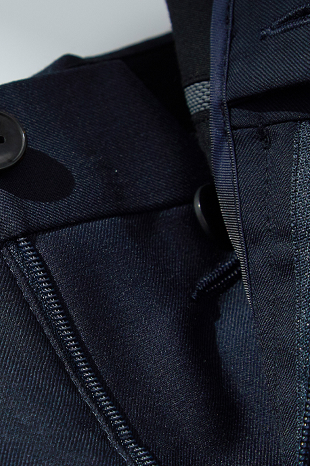 Calça de modelagem italiana, em nylon com elastano, com ajustadores laterais - Azul marinho
