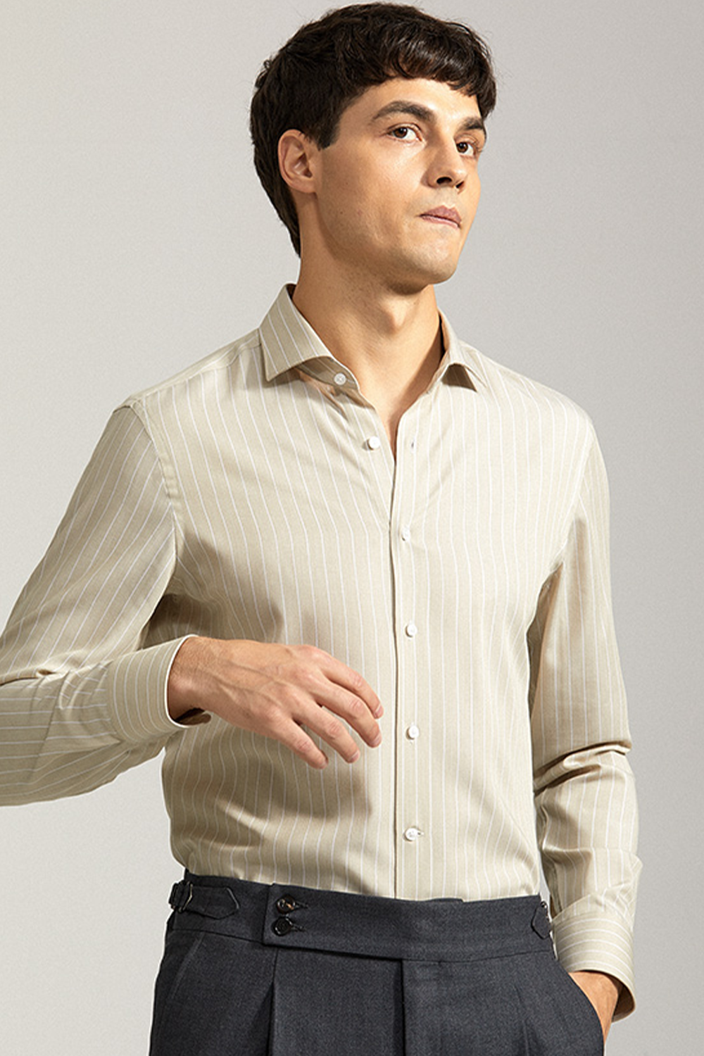 Camisa de manga comprida com colarinho windsor, em algodão com poliester - Khaki listrada