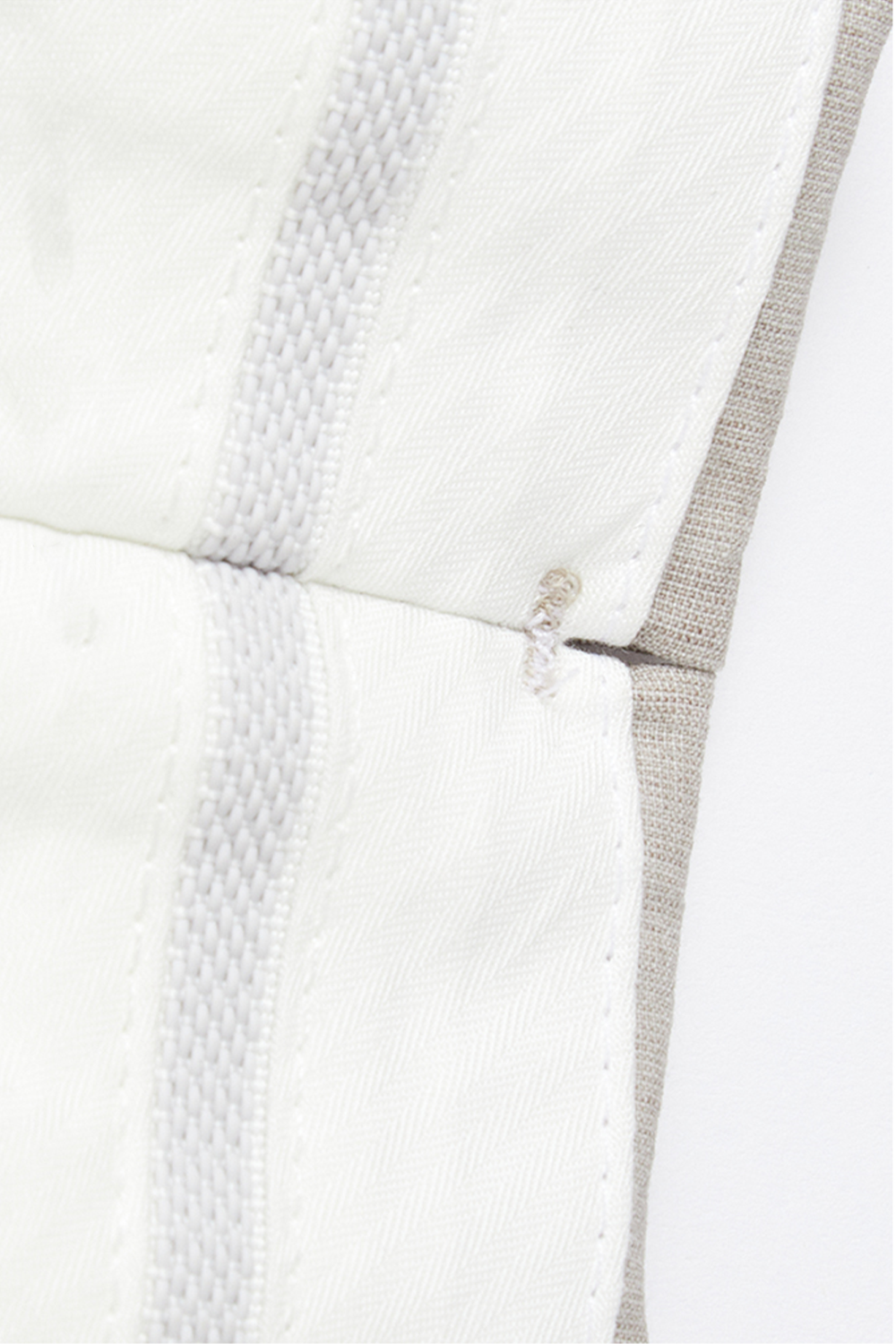 Calça de modelagem italiana, em lã tropical, com cintura alta e passantes de cinto - Rilassato Off-White