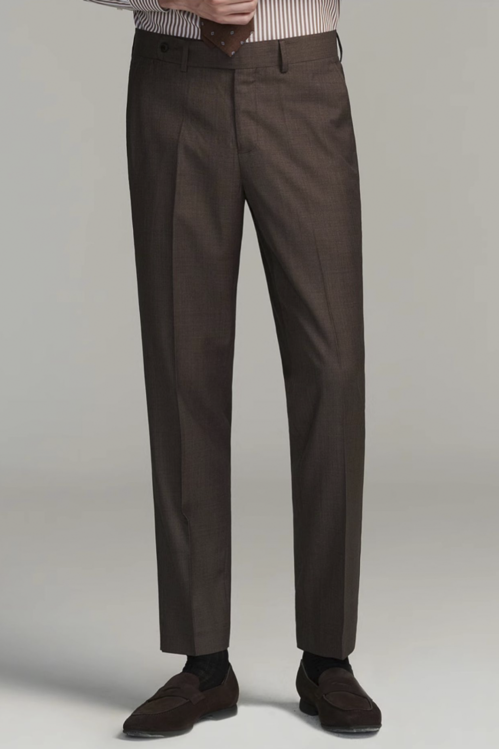 Calça em modelagem italiana, cintura média, com passantes para cinto - Marrom