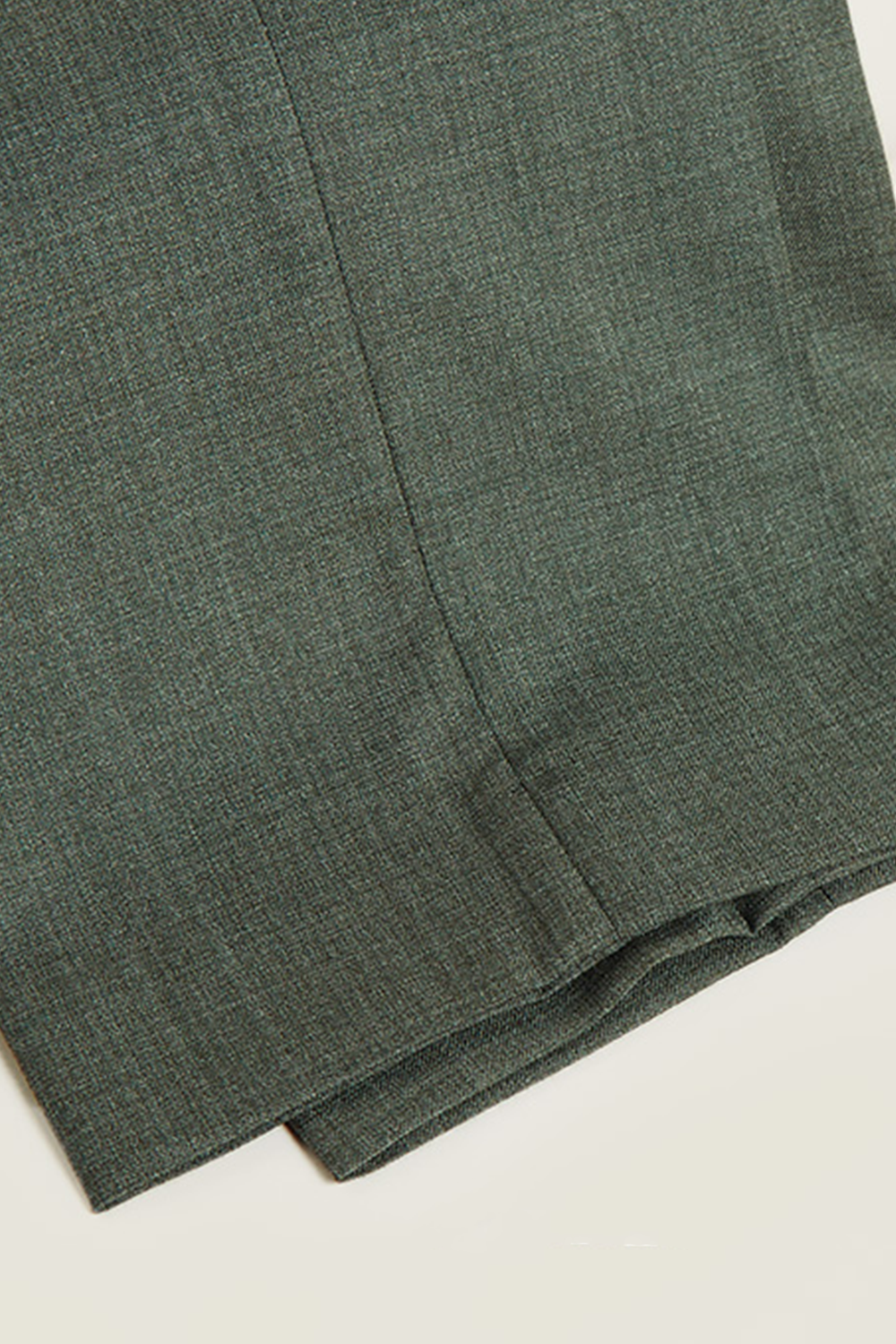 Calça em modelagem italiana, cintura média, com passantes para cinto - Verde