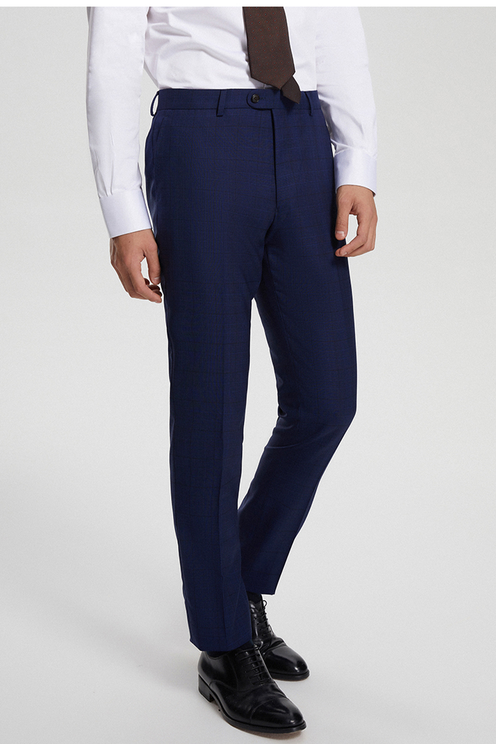 Calça de modelagem italiana, em lã super 130'S com 17.20 µ com cintura alta e passantes de cinto - Exalt Azul marinho com padronagem