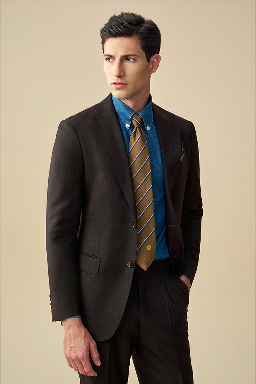 Costume single breasted, em lã tropical, com lapela notched - Marrom médio
