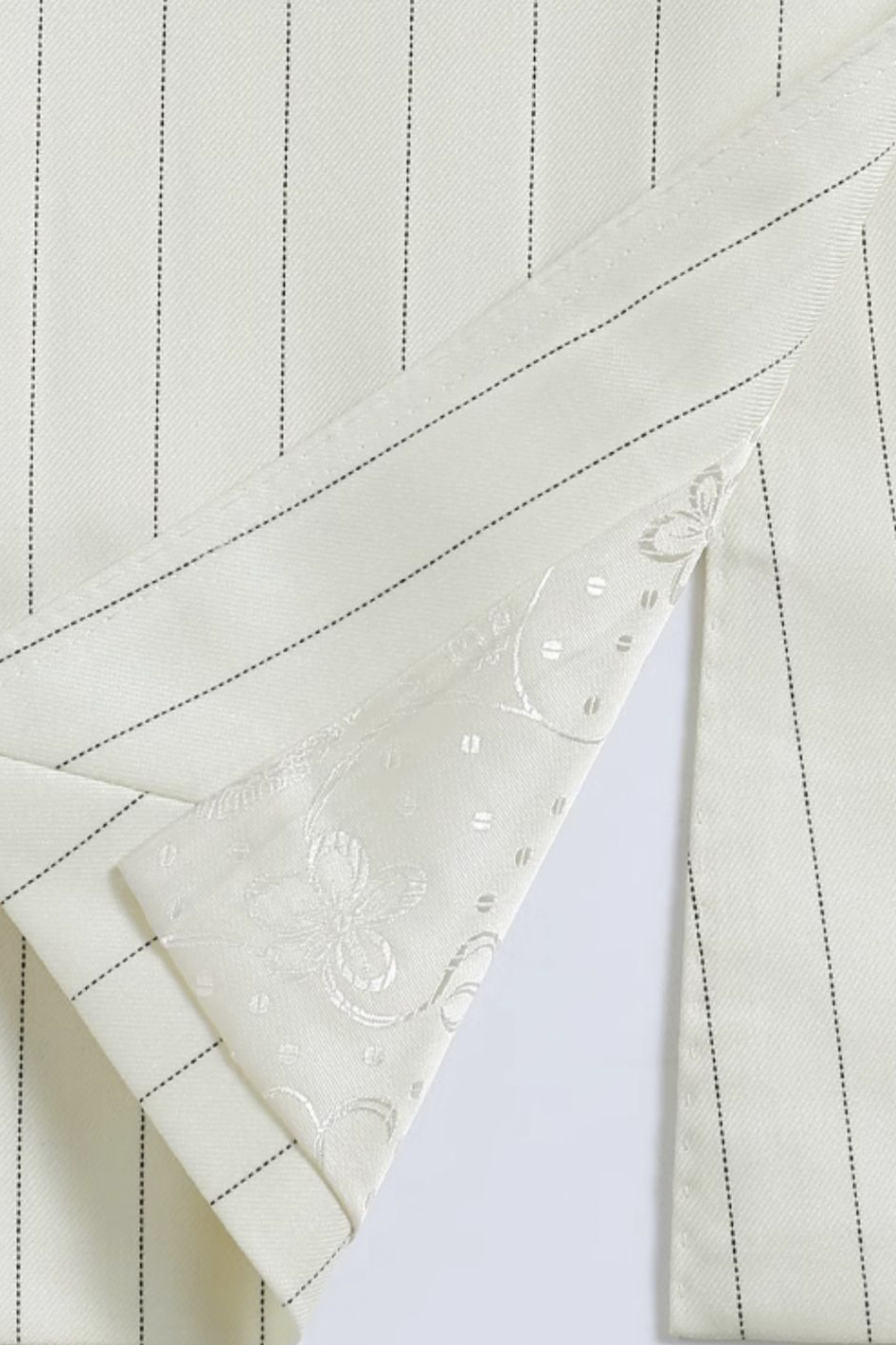 Blazer double breasted 6x2, em lã merino super 130'S, 17.20 micron, com lapela peak - Off White listrado, arabesco
