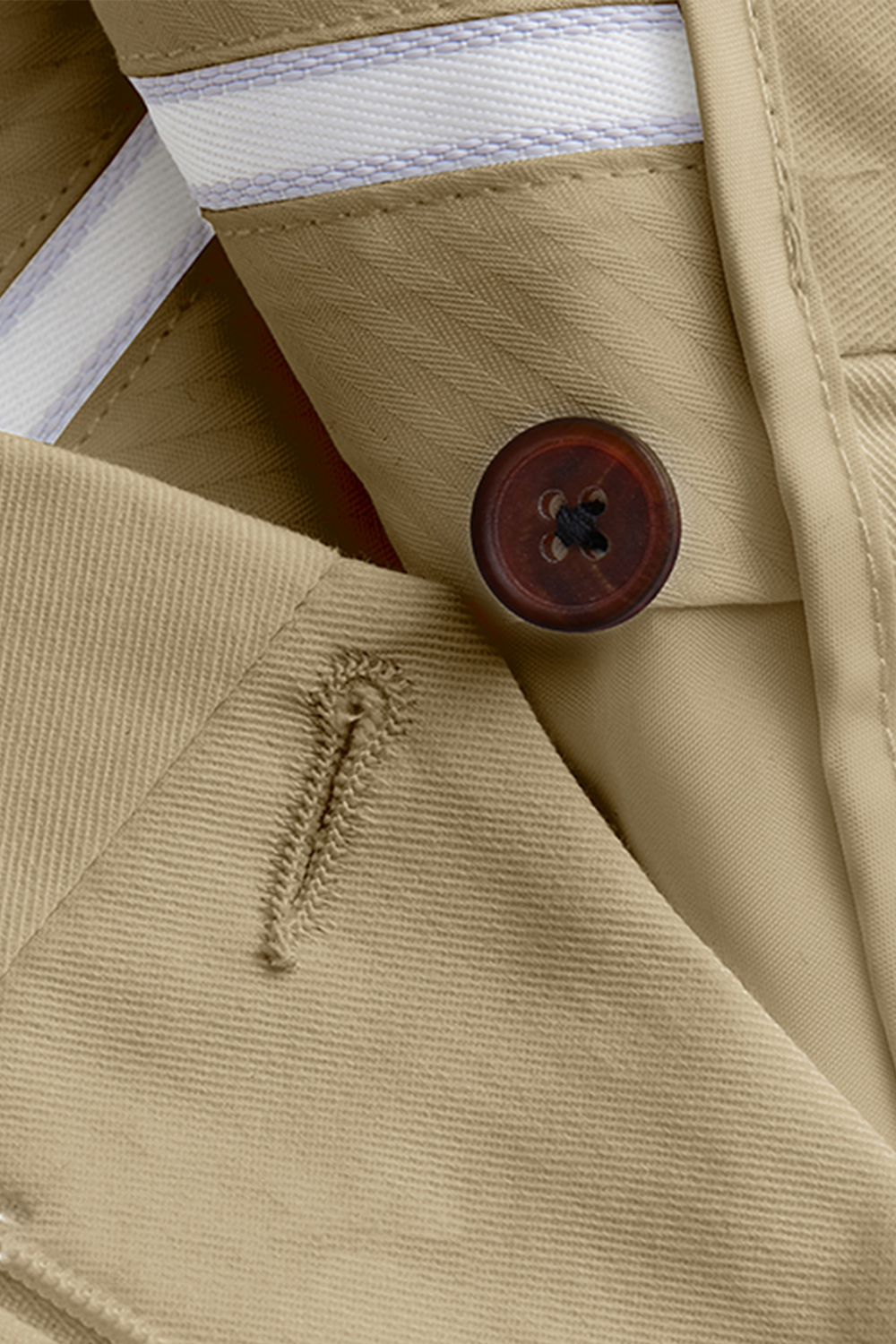 Calça de alfaiataria, em sarja de algodão com elastano, cintura alta, com passantes para cinto - Khaki